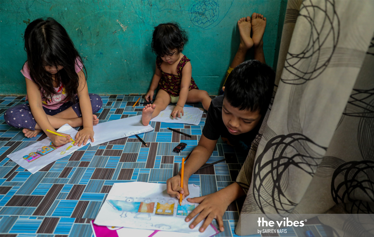 Without physical classes, most siblings have no one but each other as ‘classmates’. – SAIRIEN NAFIS/The Vibes pic, January 23, 2021