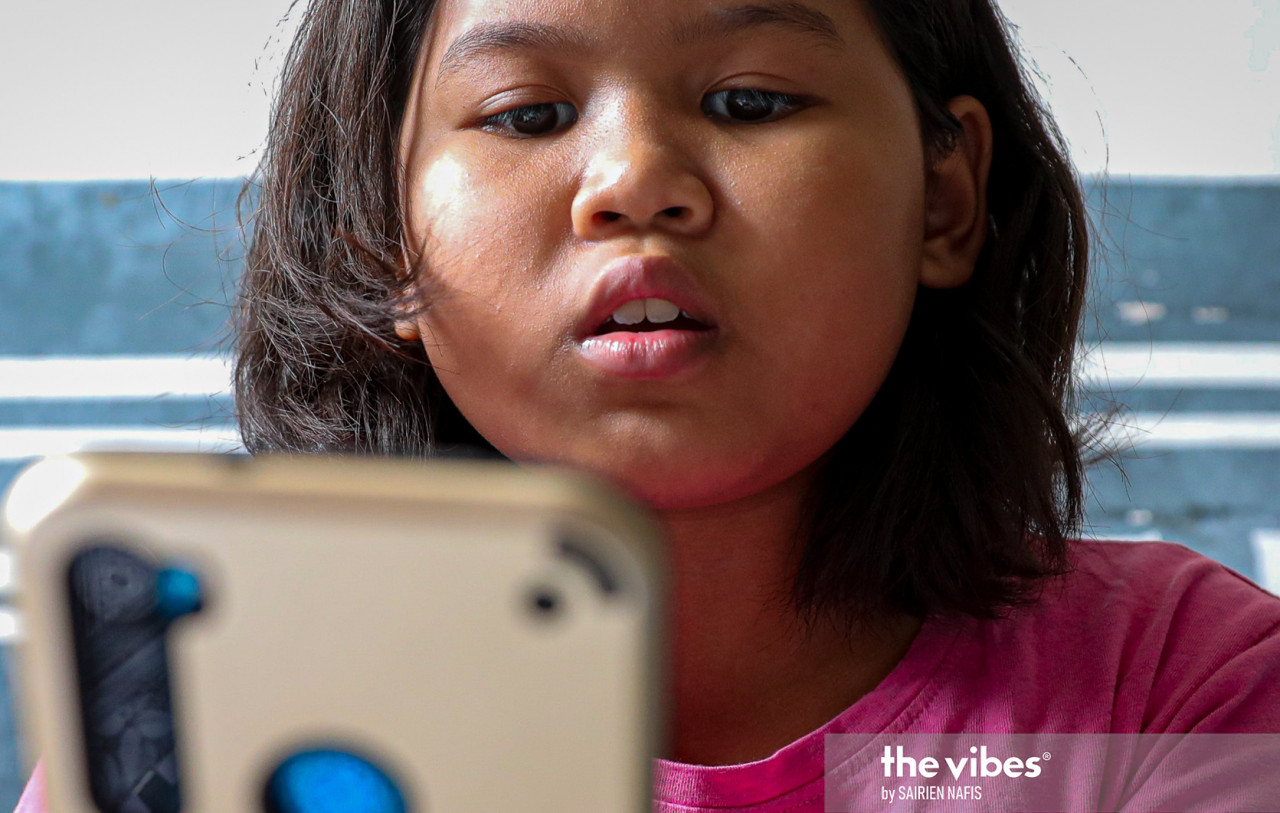 Electronic devices, such as handphones, laptops and tablets, are necessary for online classes, but can be difficult, and expensive, for B40 families to acquire. – The Vibes pic, January 23, 2021
