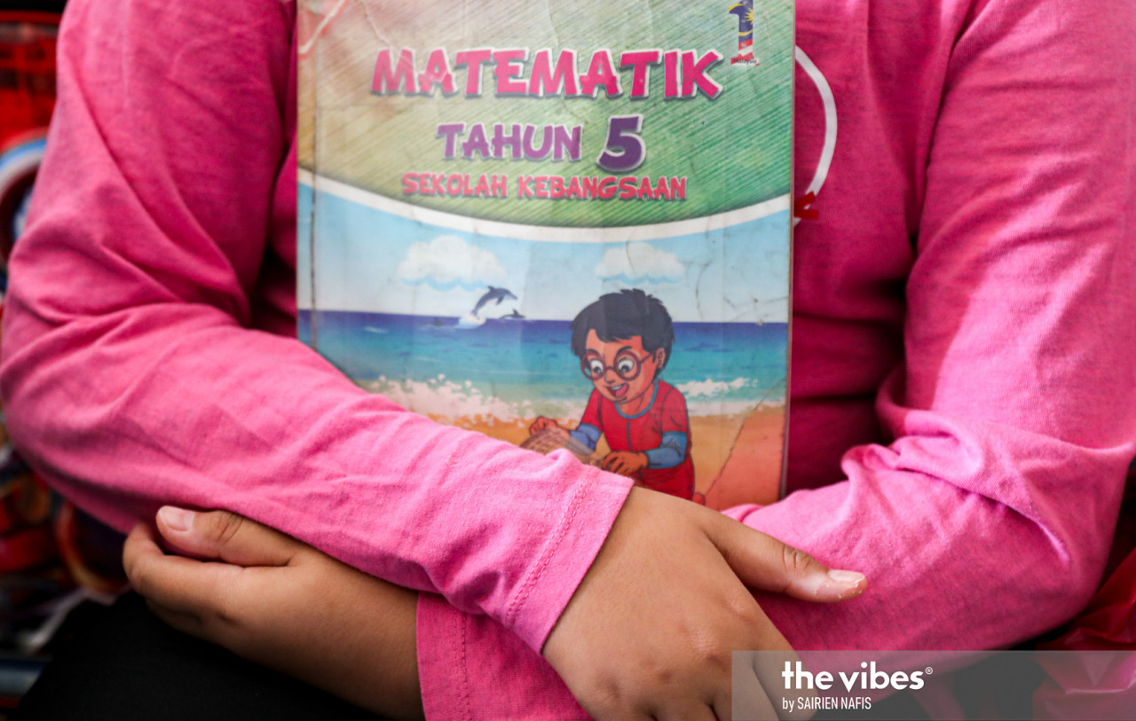 For B40 students, hardcopy textbooks are still invaluable to the learning process and are necessary to be able to keep up with online classes. – The Vibes pic, January 23, 2021