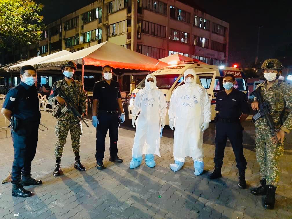  Once a resident tested positive, Inspector Daniel (3rd from L) and his team would have to find them again so that doctors could take them to hospital. – Pic courtesy of Daniel Kanapathy