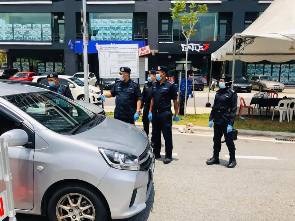 Inspector Daniel (R) and his colleagues worked long hours on the roadblocks, encouraging people to stay safely at home. – Pic courtesy of Daniel Kanapathy