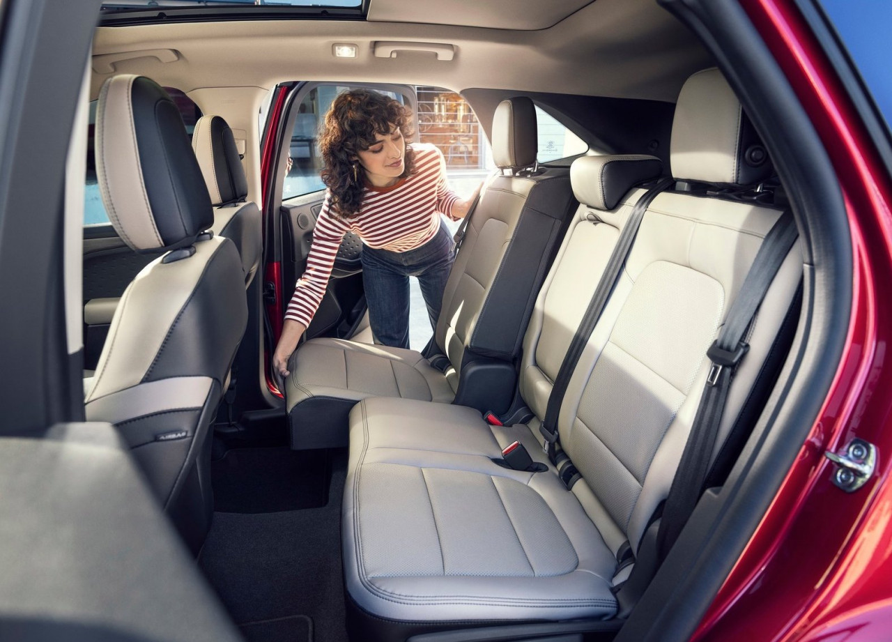 Adjustable rear seats. – Ford Motor Corp pic