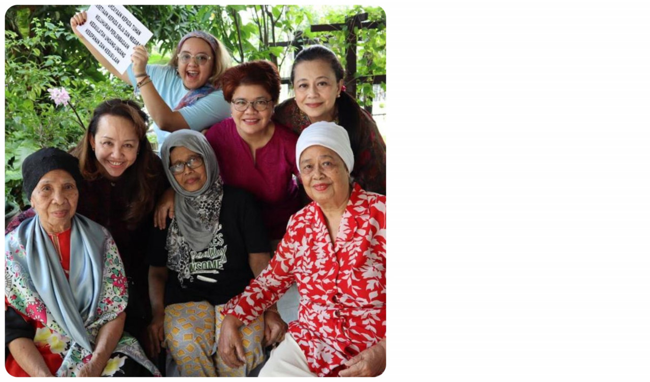 (From left) Wan Chor, Hajar, Daneah (in blue), Aunty Dareair, Azah (in pink), Luhana and Mak. – Pic courtesy of Luhana Mohamed