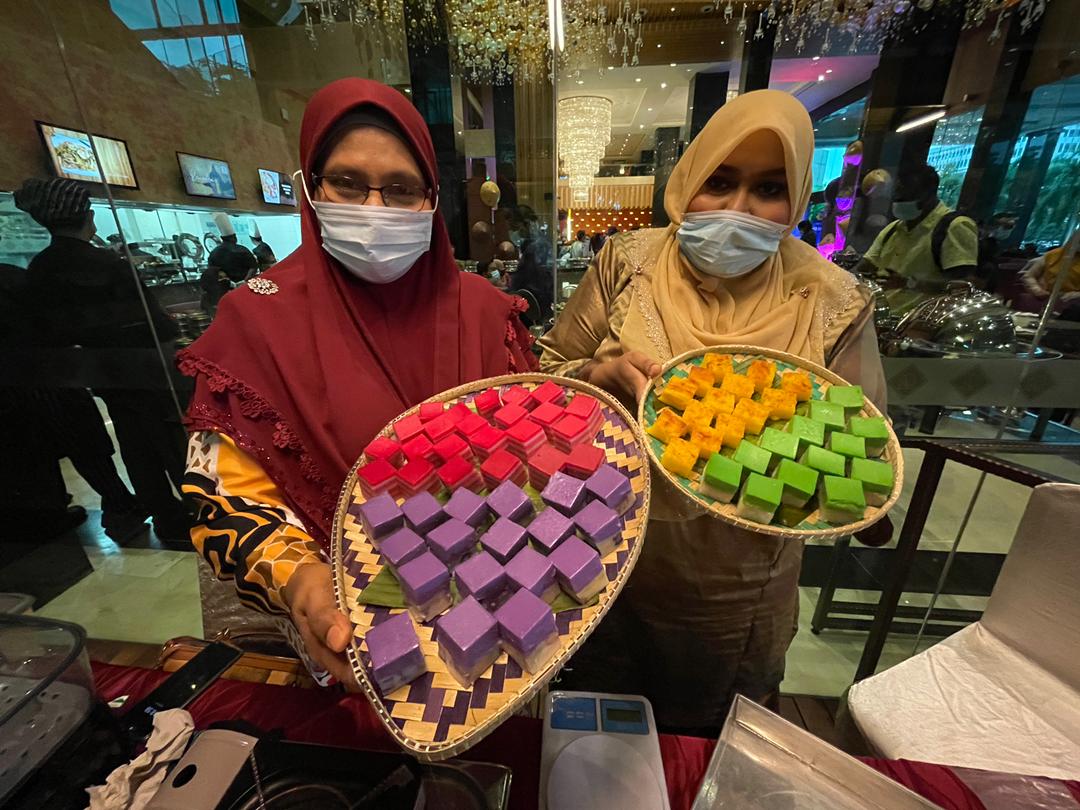 Sisters Ashma Bee Sultan and Mariam Bee Sultan bake delicacies at Seberang Jaya's The Light Hotel. - Rachel Yeoh pic