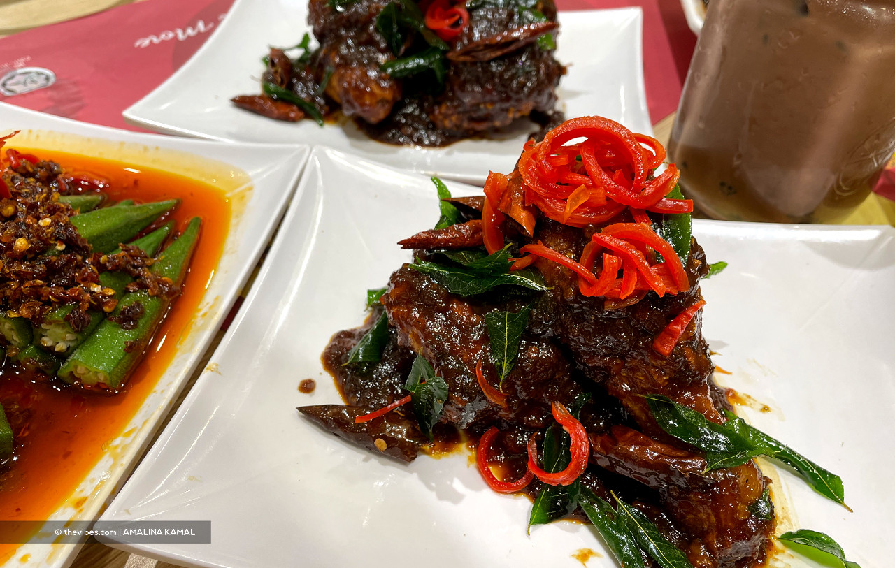 The ‘Ayam Sedap Baq Hang’ is juicy, tender and flavourful chicken coated in a special sauce that is not too spicy. – AMALINA KAMAL/ The Vibes pic
