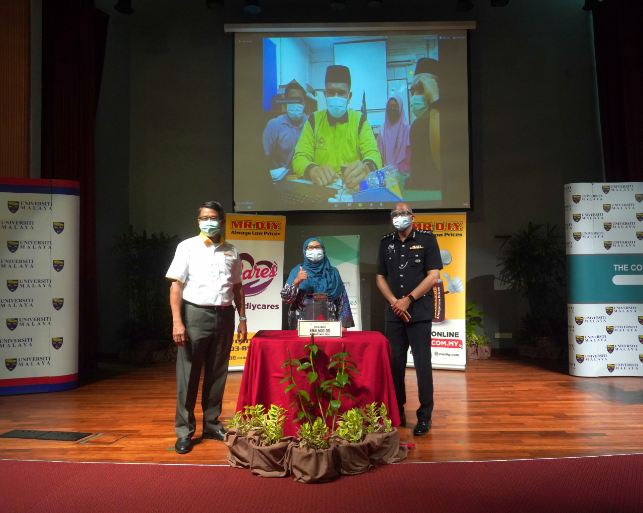 Students of SMK Seri Ampangan join in virtually, as their mentor Dr Mahanim Hanid receiving the award on their behalf from Datuk Azlam Shah Alias (Mr DIY group chairman), and Prof Ir Dr Abdul Aziz Abdul Raman (deputy vice-chancellor (Development) and acting deputy vice-chancellor (Student Affairs), University of Malaya). – Mr DIY pic  
