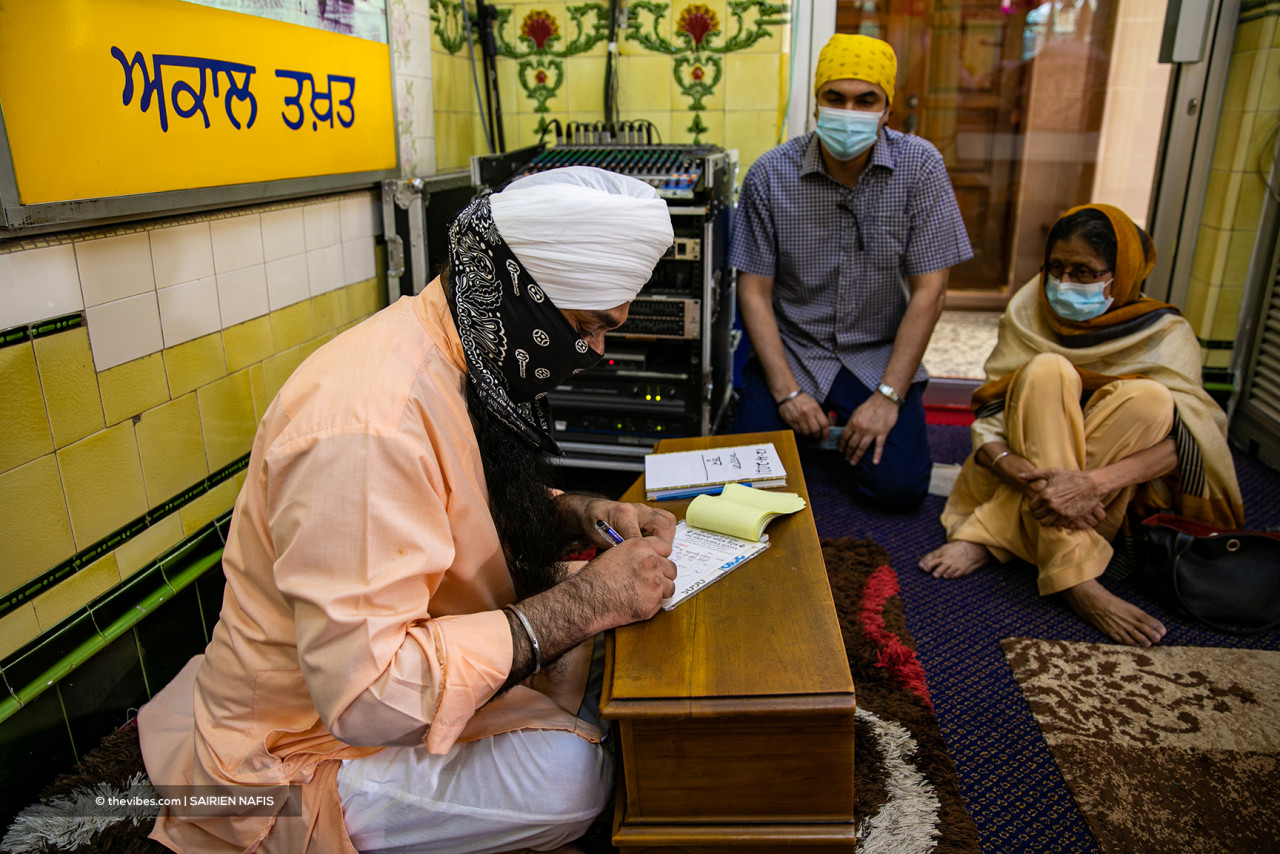 A devotee making a donation to the gurdwara. A common sight during the Vaisakhi celebrations. – SAIRIEN NAFIS/The Vibes