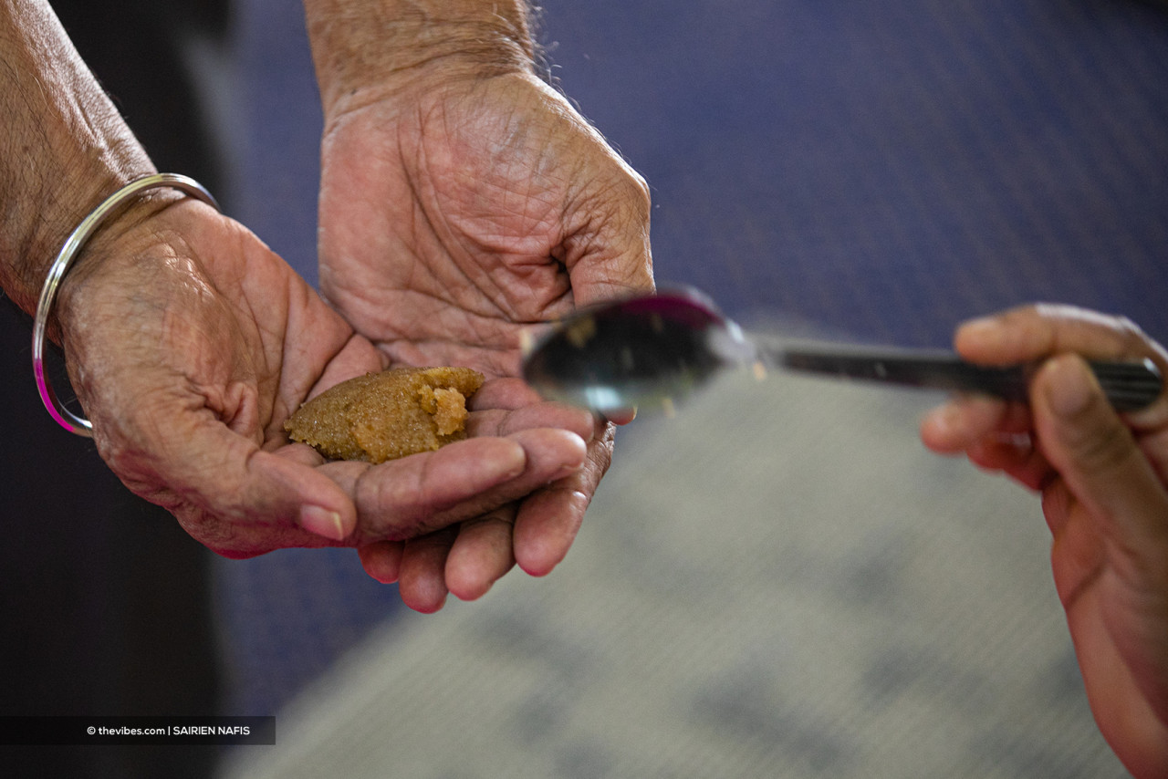 Offering of Karah Prashad also known as ‘degh’ from the gurdwara to the devotees as a form of blessing. – SAIRIEN NAFIS/The Vibes