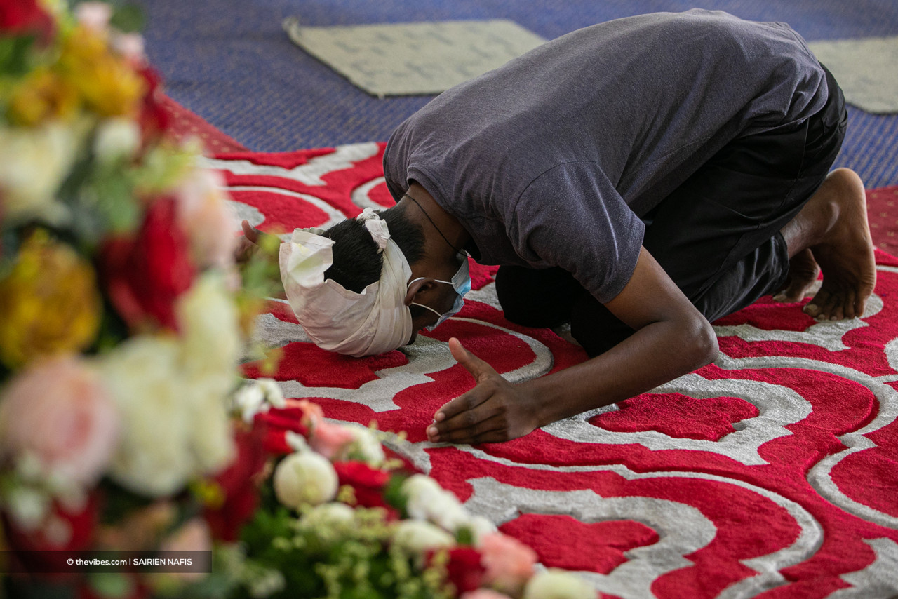 A devotee performing ‘matha tek’ as a form of humility before the Sri Guru Granth Sahib Ji. – SAIRIEN NAFIS/The Vibes