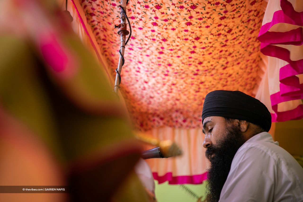 Giani Suresh Singh reading the Sri Guru Granth Sahib Ji. – SAIRIEN NAFIS/The Vibes