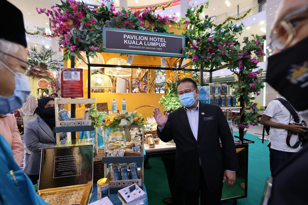 Datuk Seri Alexander Nanta Linggi, Minister of Domestic Trade and Consumer Affairs, attends the launch ‘Riang Riuh Raya’ and Malaysian Marketplace. – Pic courtesy of Pavilion