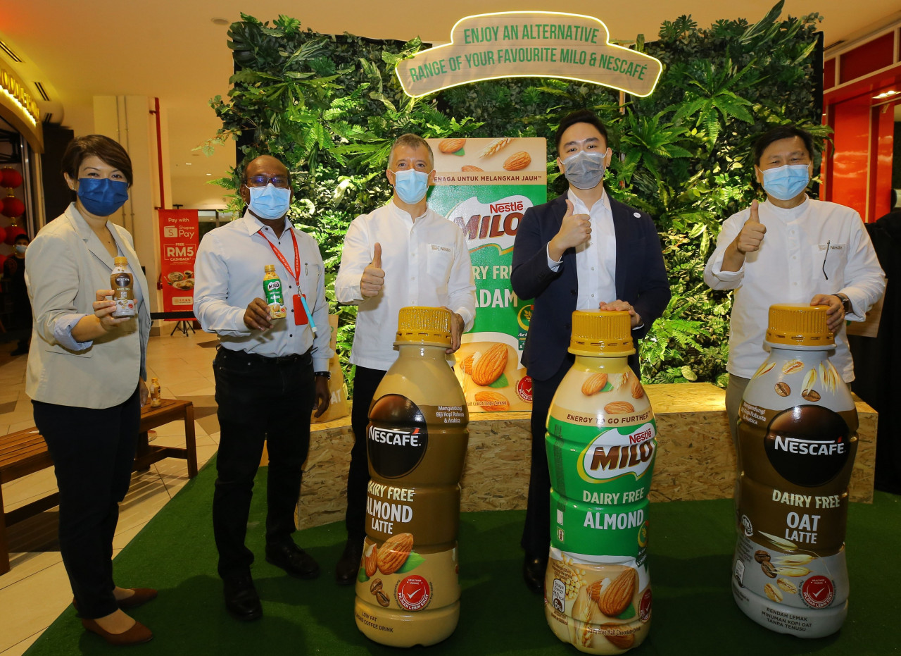 Nestlé Malaysia launches its range of all-new dairy free drinks in partnership with Jaya Grocer. From L: April Wong, Business Executive Officer – Ready-to-Drink, Nestlé (Malaysia) Berhad; Kanthan K, Head of Merchandising, Jaya Grocer; Juan Aranols, Chief Executive Officer, Nestlé (Malaysia) Berhad; Daniel Teng, Operations Director of Trendcell, Jaya Grocer Holdings Sdn Bhd; and Chew Soi Ping, Executive Director of Sales, Nestlé (Malaysia) Berhad. – Pic courtesy of Nestlé