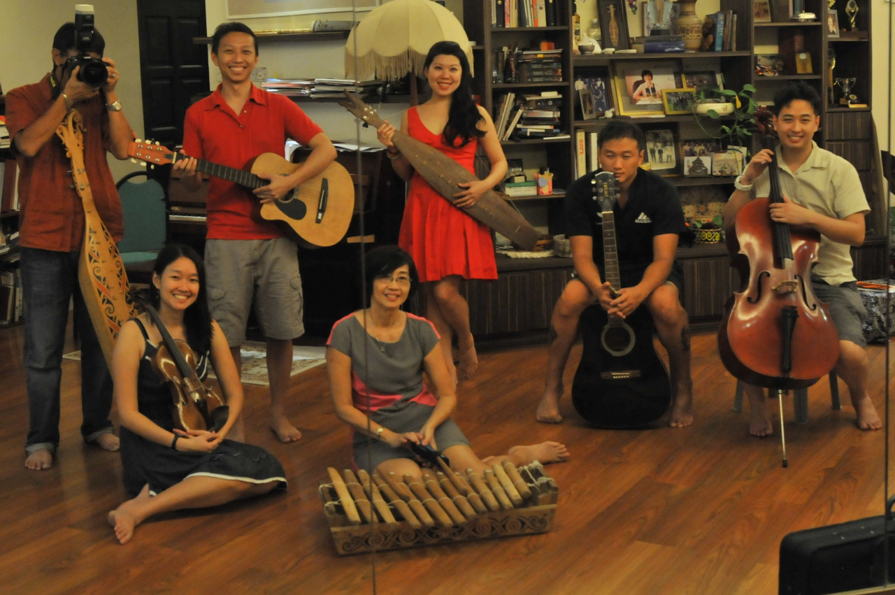 Chong with her children: Front row (L-R) Julia Chin, Chong Pek Lin. Second row (L-R) Paul Chin (with camera), Nicholas Chin, Nicholas's wife Jennifer Lien, Philip Chin and Darren Chin. (Jennifer does not play the sape, just posing with it only, but she is into swing dancing), December 2015, Kuching. – Pic courtesy of Chong Pek Lin
