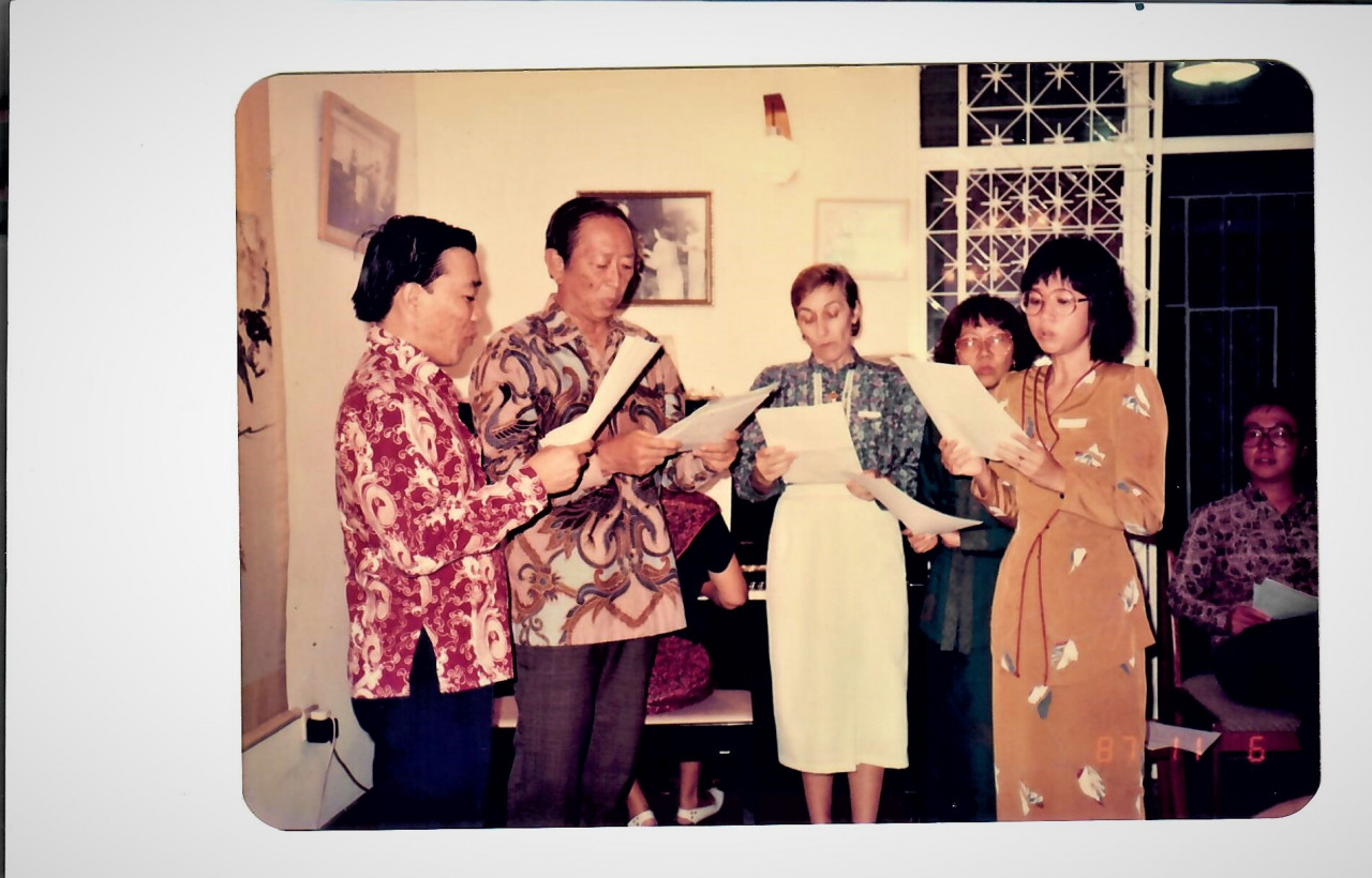 The family that sings together... at Chong's parents' home. From L: the late Tan Jek Lai, the late Dr Chong Chun Hian, writer Heidi Munan and Chong Pek Lin. Chong's late mother Datin Julia Chong is at the piano (partly hidden), 1987-1988. – Pic courtesy of Chong Pek Lin 