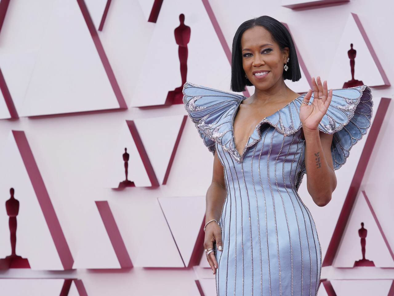 Actress-director Regina King waves to the media while on the Oscars red carpet. – EPA pic
