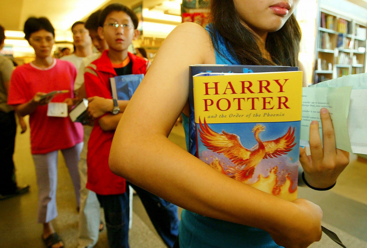 Harry Porter fans queue to pay at a bookstore in Kuala Lumpur on June 21, 2003. - EPA pic