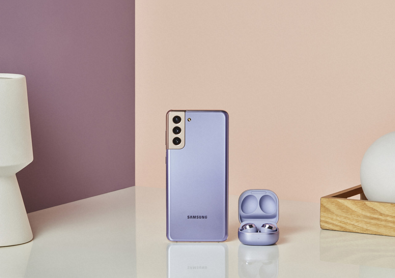 Galaxy S21 in Phantom Violet. – Samsung pic