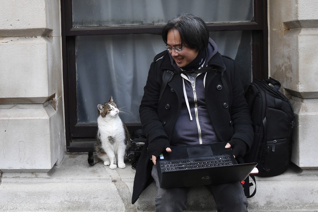 Larry sits with press photographers as they work in Downing Street in central London on December 9, 2020. – AFP pic