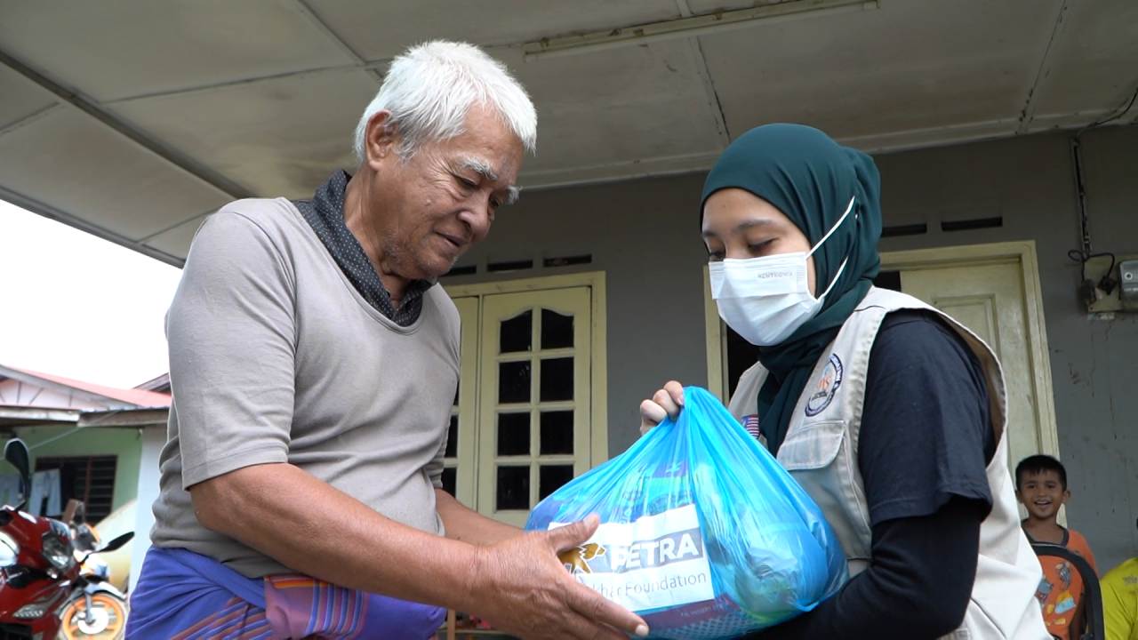 The Sekhar Foundation spokesperson shares they are prepared to conduct more relief edforts if the floods (or any unforeseen disaster) happen again. – Pic courtesy of Afdlin Shauki’s team