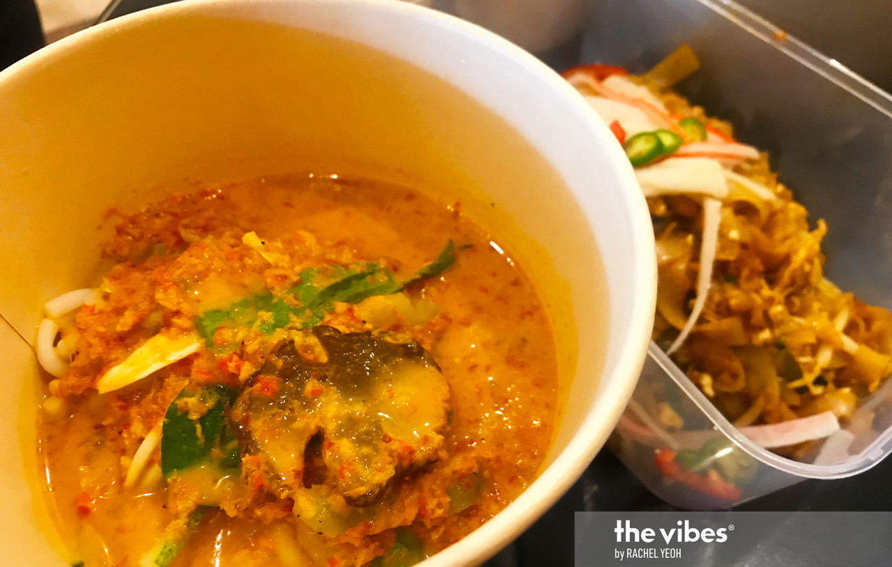 Cititel Premier's popular laksa (L) and char koey teow (R). - The Vibes pic
