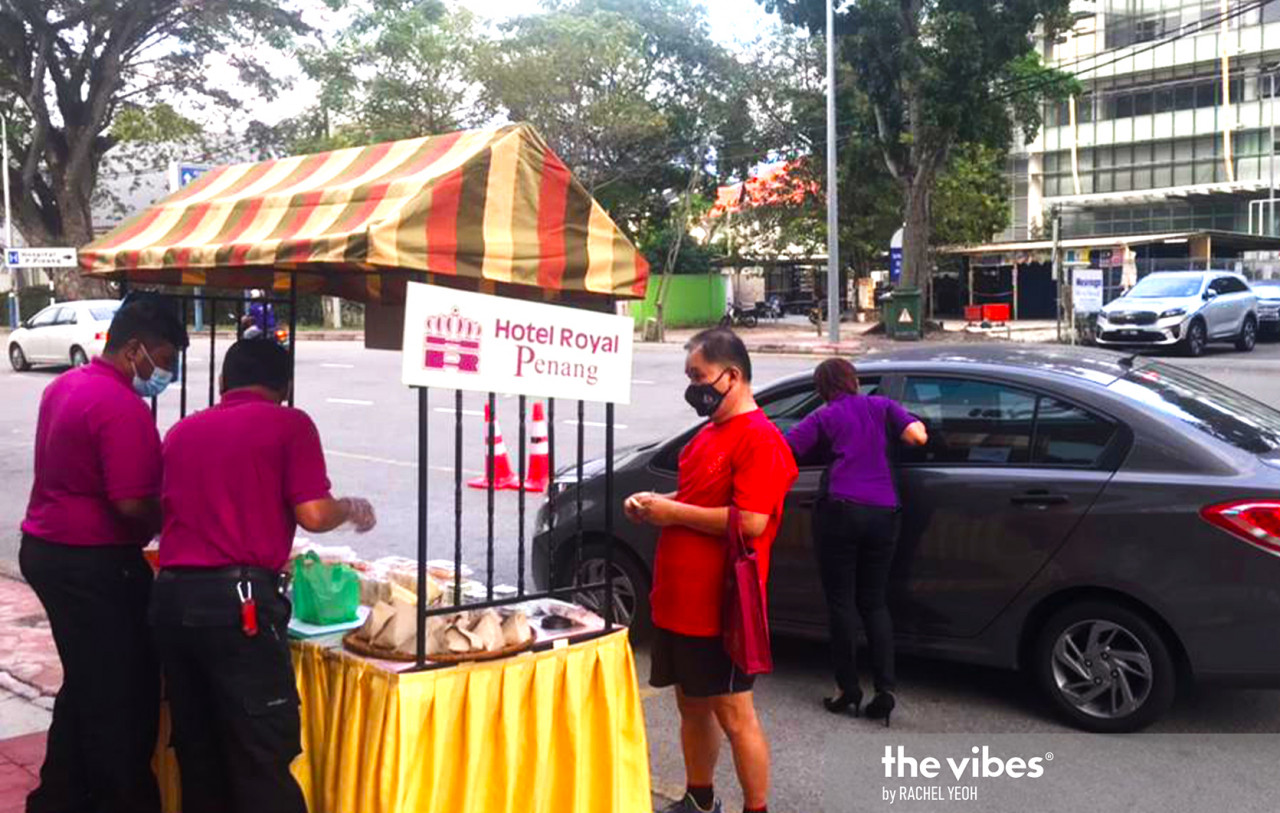 For RM3, the nasi lemak from Hotel Royal is really popular with passersby. – The Vibes pic