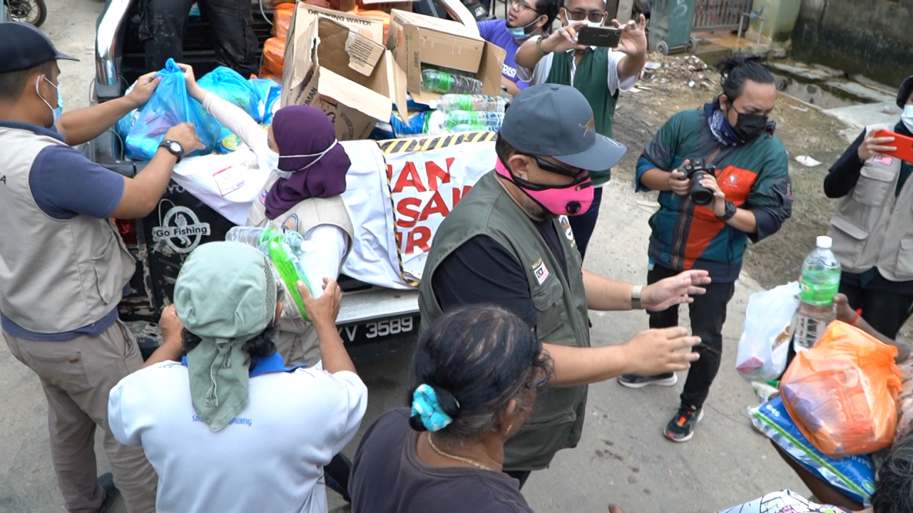 Afdlin notes before the disaster, his team concentrated their social mission on the refugee communities, but the plight of those affected by the flood were no different. 'When disasters such as this strike, you lose everything you have.' – Pic courtesy of Afdlin Shauki’s team 