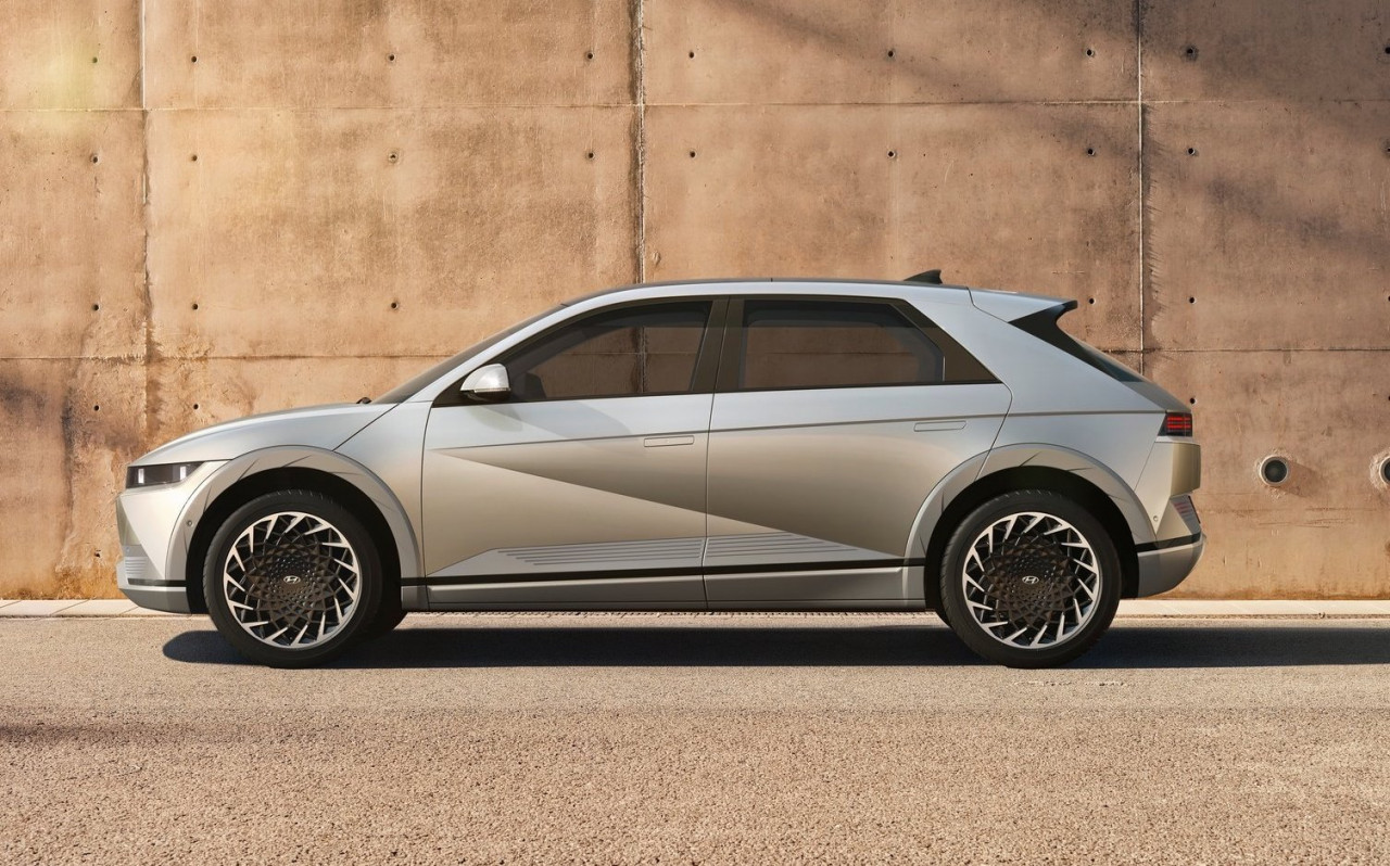 On the sides of the IONIQ 5, auto flush door handles provide clean surface styling and enhanced aerodynamic efficiency. - Pic courtesy of the Hyundai Motor Corporation