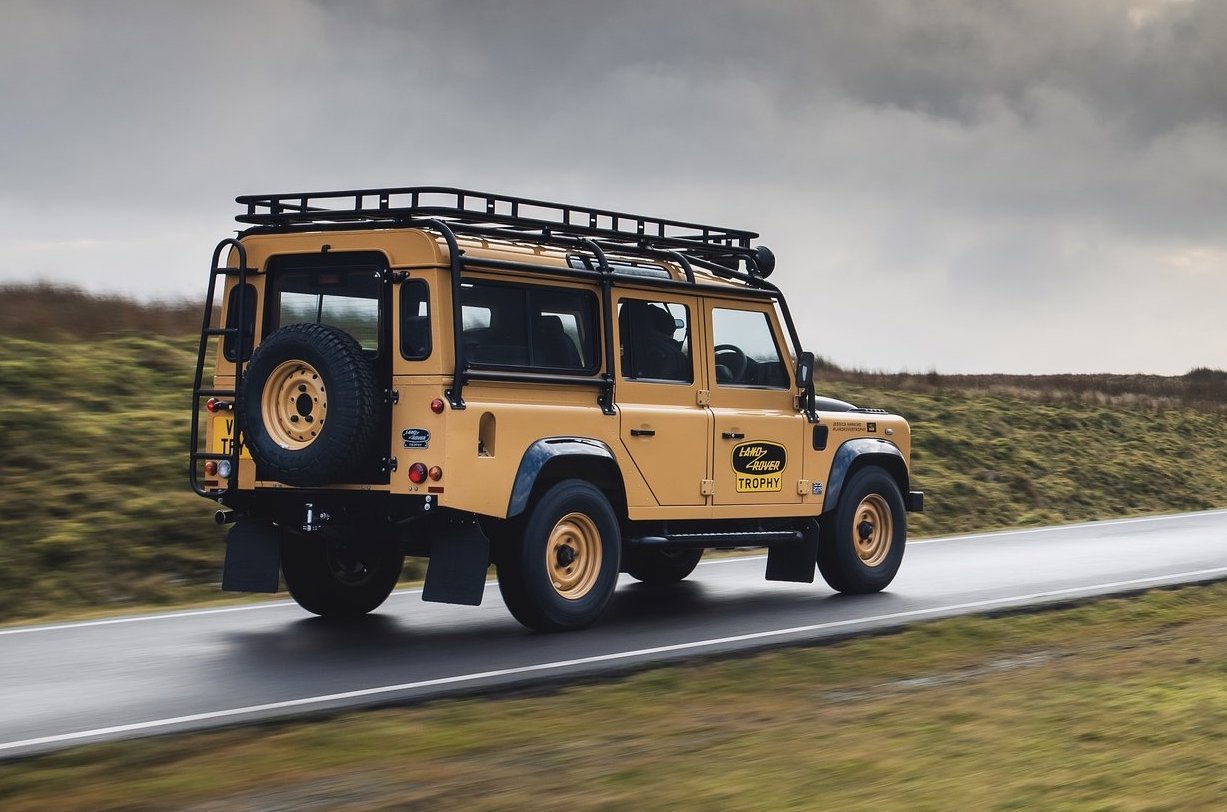 Contrasting Narvik Black paintwork features on the wheel arches, bonnet and rear door. – Pic courtesy of Land Rover Trophy