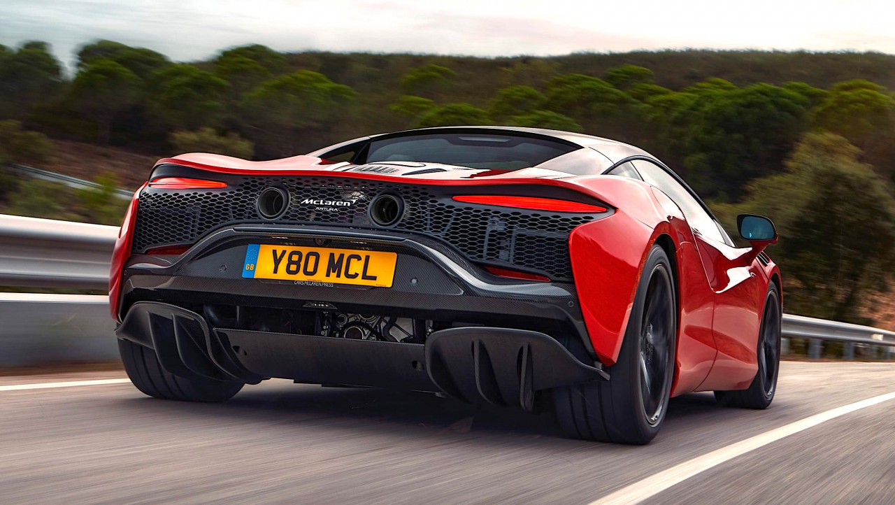 Braking performance is also exceptional, thanks to carbon-ceramic brakes and lightweight aluminium callipers. – Pic courtesy of McLaren Automotive Limited