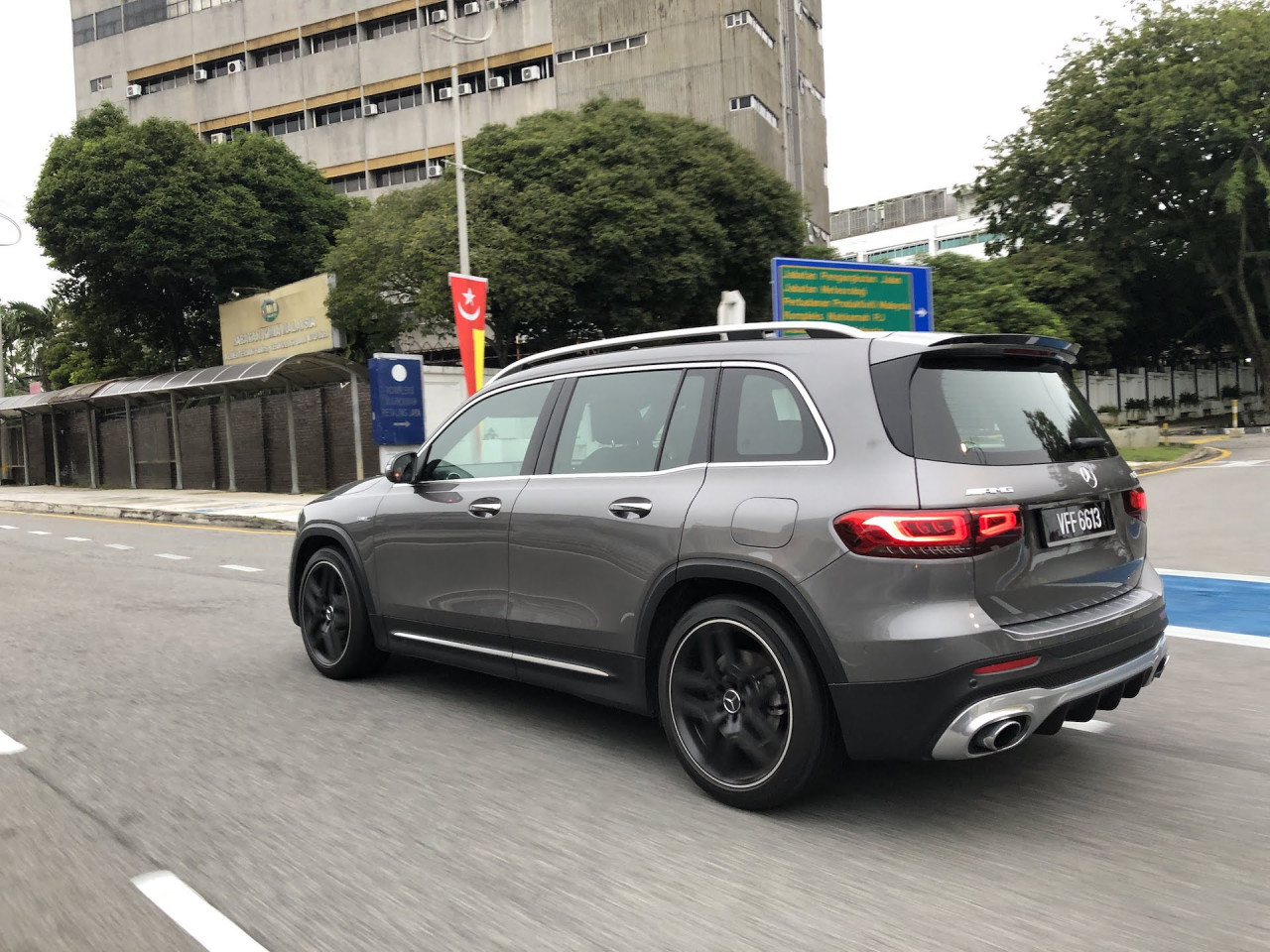 The prominent rear apron with two round, single tailpipe trim elements and the AMG roof spoiler in the vehicle colour with a black spoiler lip gives it an aggressive look. – Pic courtesy of Daniel Fernandez