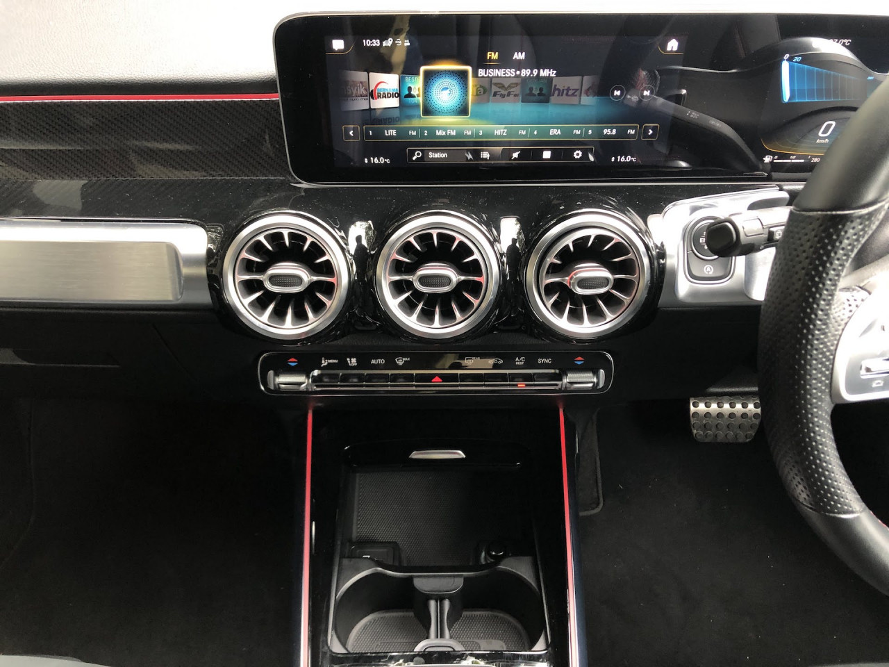 The two displays under one shared glass cover blend into a Widescreen Cockpit. – Pic courtesy of Daniel Fernandez
