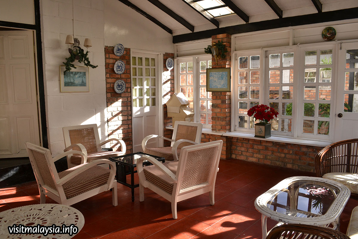The interiors of Ye Olde Smokehouse reflect 'mock-Tudor designs which feature black or brown framing over white walls'. – Visitmalaysia.info pic