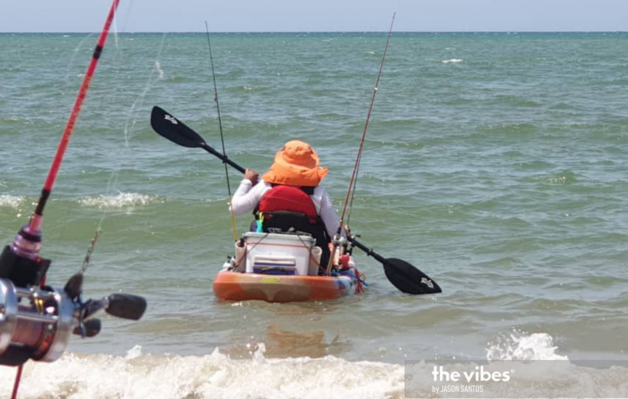 A new way of going fishing. Instead of renting out fishing boats, a group of enthusiasts turned to kayaks to keep up with their passion. – The Vibes pic