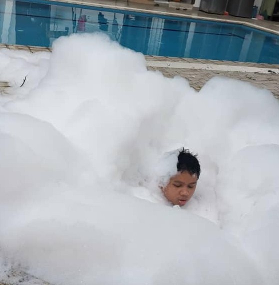 Naim being hilarious when he added cleaning liquid to the jacuzzi. – Pic courtesy of Felina Feisol