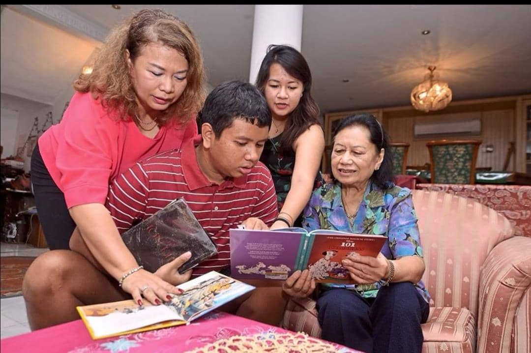 (From left) Felina, Naim, Nasha and grandmother Lin reading a book. – Pic courtesy of Felina Feisol