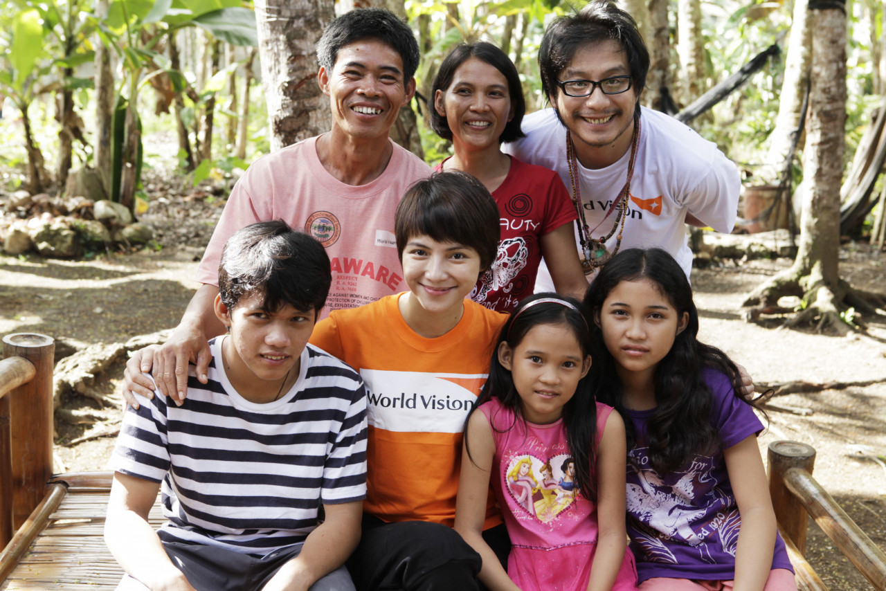 Award-winning actress and producer Lee Sinje visited a World Vision community in the Philippines back in 2010. There, she spent two nights with a foster family and lived among the communities. – World Vision Malaysia