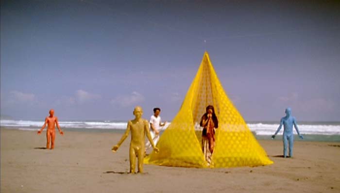 How art installations are integrated into the film. – Stills from https://www.scaruffi.com/director/nugroho/index.html