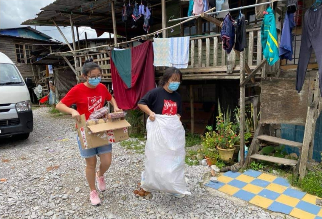 Lim Wee Nee helping out in food aid distribution to the victims of a longhouse fire (red t-shirt). – Pic courtesy of Dr Chong Pek Lin