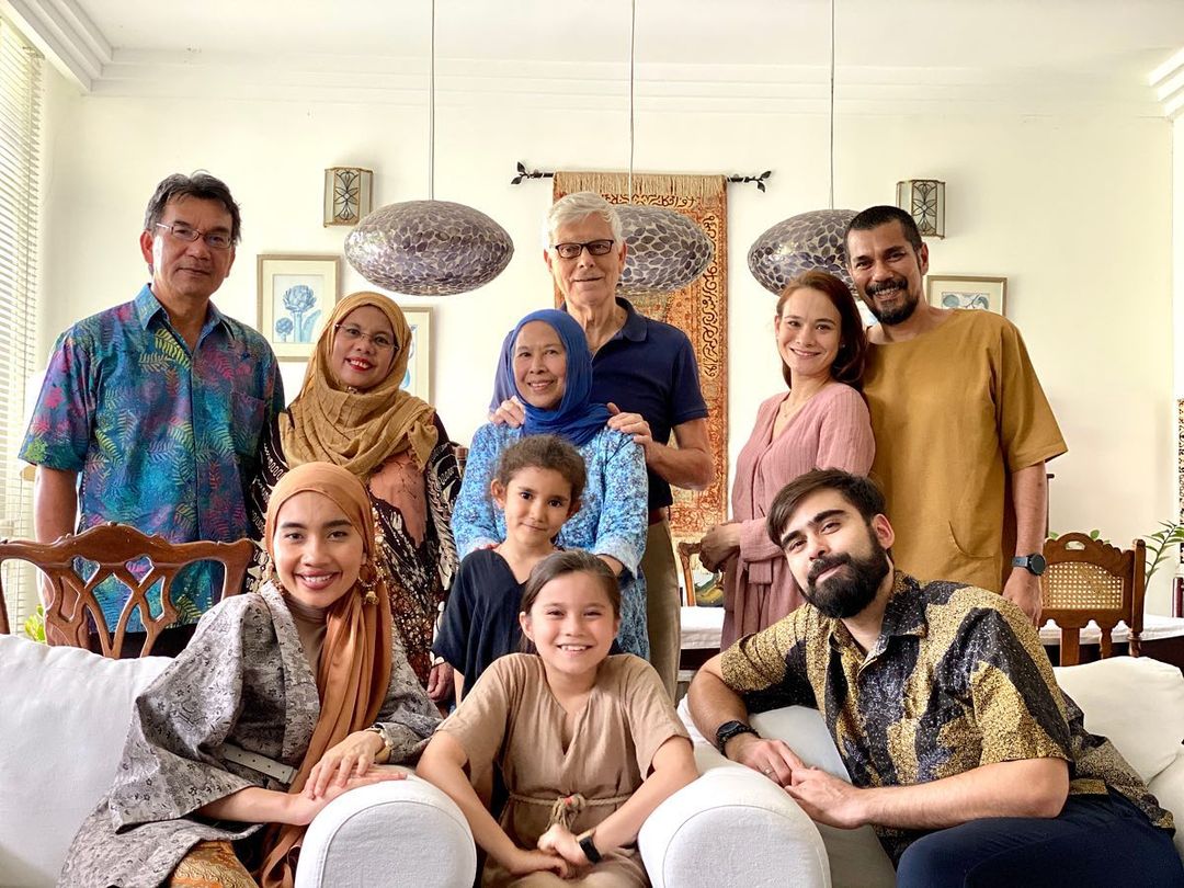 A photo of Aishah with her family during the Hari Raya Aildiladha celebration back in August 2020, before MCO 2.0 and 3.0. — Instagram/@aishahjennifer pic