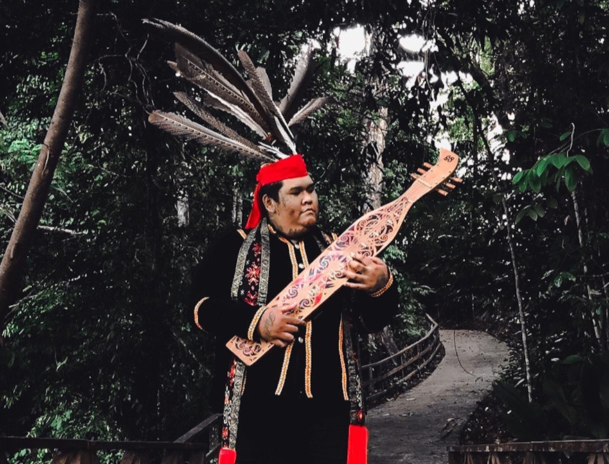 Jasper Alexander said the Sape is getting lost in time, and hopes for more young people to take interest in the instrument. - Pic from Tinimungan Magagung