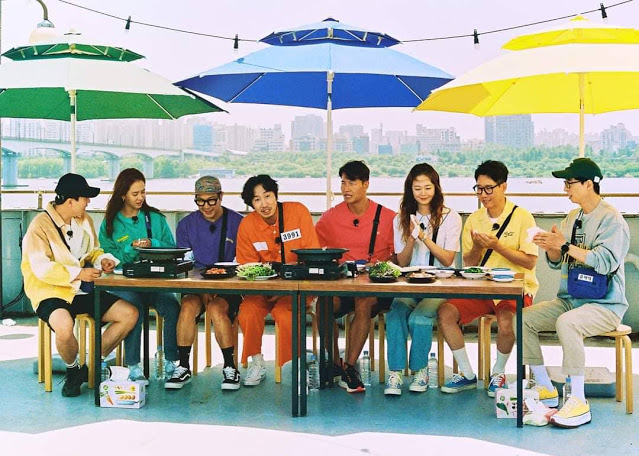 The cast shares a meal by the Han River. – screengrab