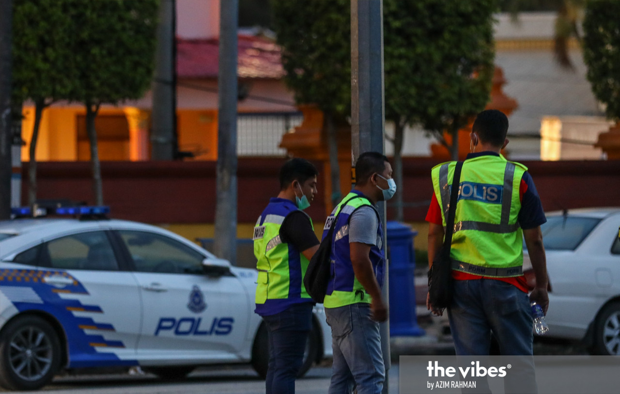 Policemen working extra hours to ensure strict compliance to the MCO's SOPs. – AZIM RAHMAN/The Vibes, January 28, 2021