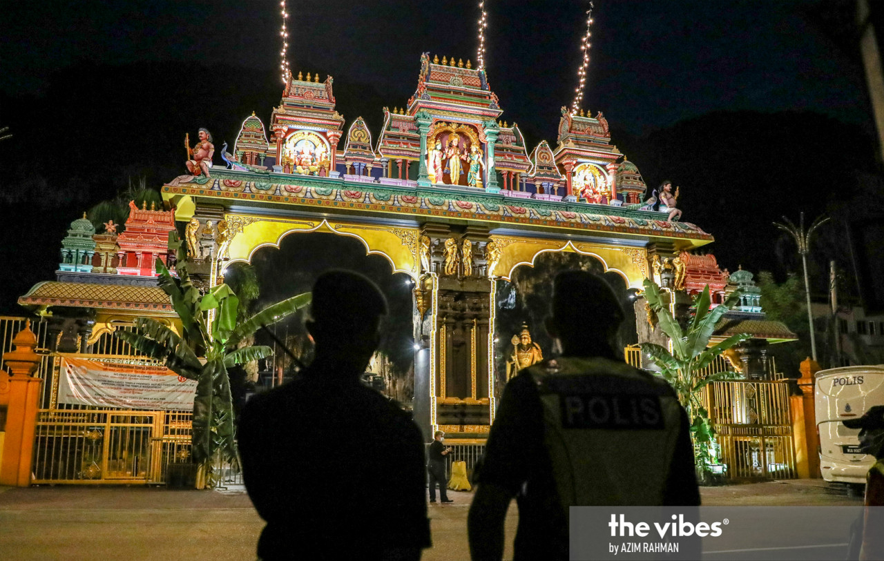 The authorities keeping an eye out at the adorned arch of the Seri Subramaniam Temple in Batu Caves. – AZIM RAHMAN/The Vibes, January 28, 2021