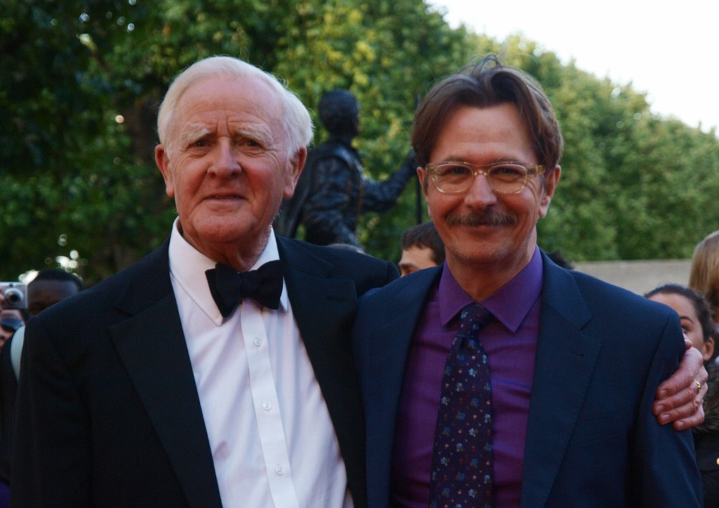 Actor Gary Oldman (right) with Le Carré as they arrive for the British Premiere of 'Tinker Sailor Soldier Spy', in London's South Bank, on September 13, 2011. – AFP pic