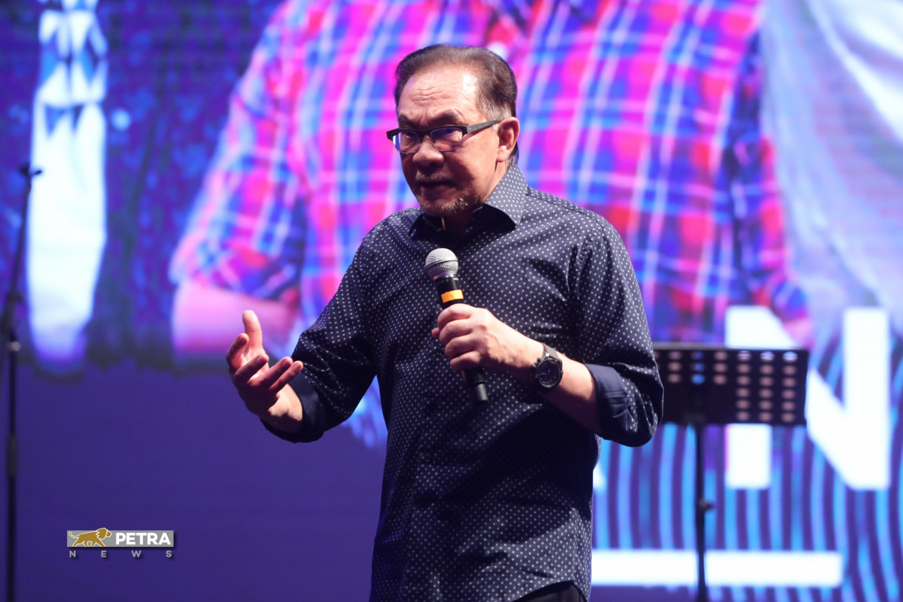 Datuk Seri Anwar Ibrahim says the country’s political arena is in need of a boost from artistes, including actors and musicians. – ALIF OMAR/The Vibes pic, April 1, 2021