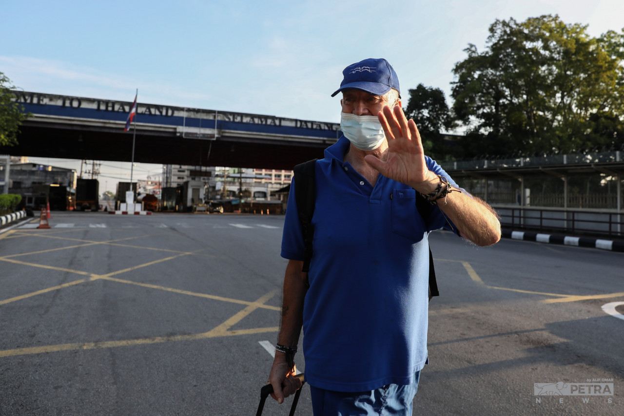 The first individual to enter Malaysia via the Immigration, Customs, Quarantine and Security at Bukit Kayu Hitam was Philips O’Brien, 74, who says he had been at the Malaysia-Thailand border entrance since midnight. – ALIF OMAR/The Vibes pic, April 1, 2022
