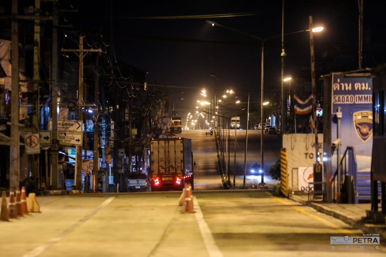 There were about 10 private vehicles here queuing up as early as 4am to enter Thailand, but it is understood that only a few vehicles were allowed in due to the restrictions imposed by the Thai government. – ALIF OMAR/The Vibes pic, April 1, 2022