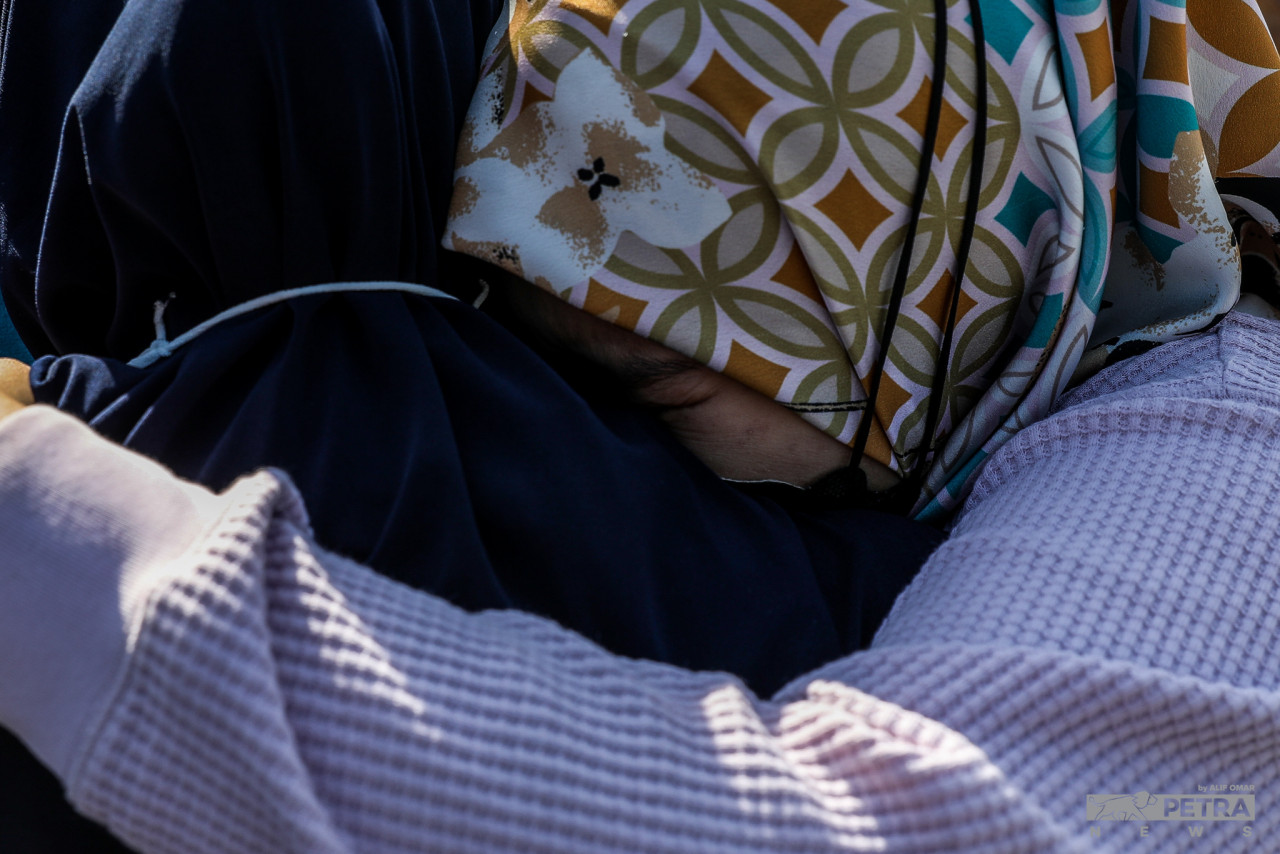 Noorasyikin Bunnawi (right), who works as a nurse at a hospital in Shah Alam, Selangor, says she drove all the way here after her night shift just to welcome her beloved mother. – ALIF OMAR/The Vibes pic, April 1, 2022