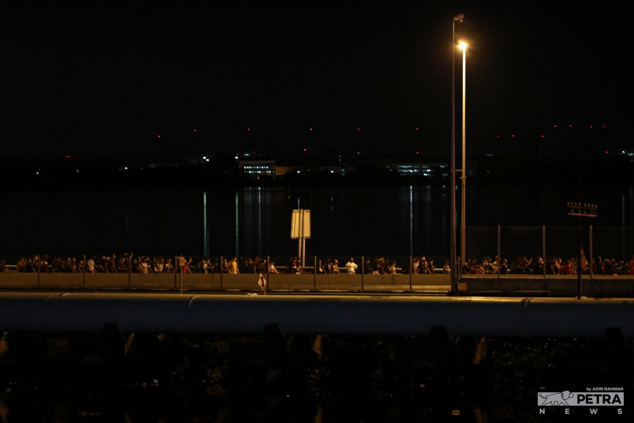 Two minutes before the countdown, many people could be seen walking from the Singapore Customs, Immigration and Quarantine Complex towards Malaysia, resulting in those waiting over here to cheer with unbridled joy. – AZIM RAHMAN/The Vibes pic, April 1, 2022