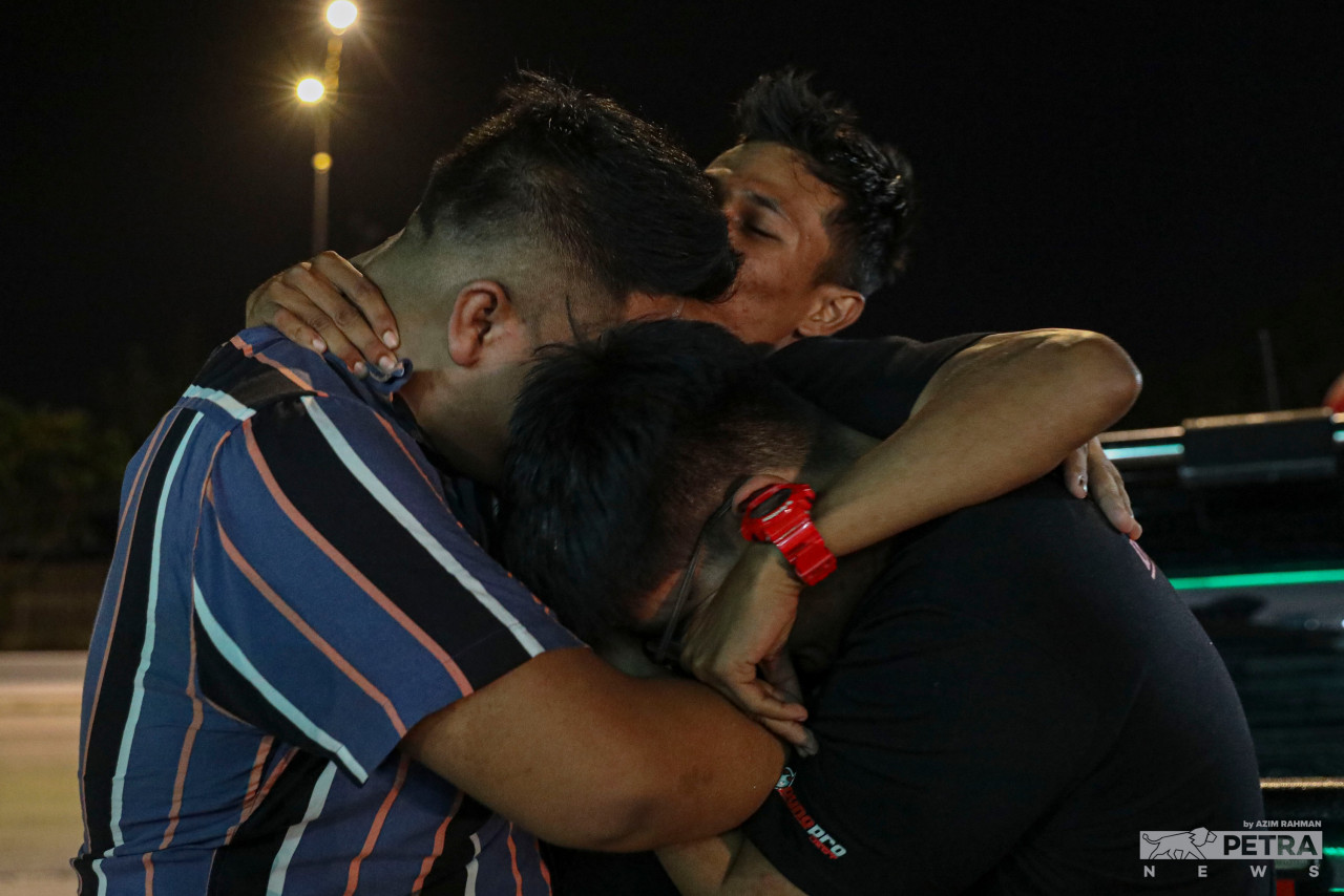 The atmosphere around Johor Baru city was just as lively, with many converging there to wait for the arrival of their family members from Singapore, with some just turning up to bask in the historic occasion. – AZIM RAHMAN/The Vibes pic, April 1, 2022